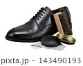 黒い革靴と靴磨きの道具 143490193