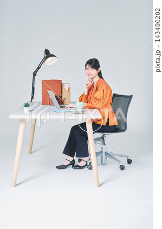 デスクで仕事をする女性 デスクで仕事をする女性 143490202