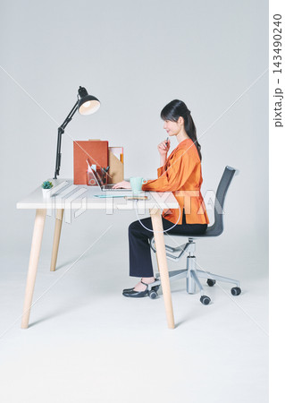 デスクで仕事をする女性 143490240