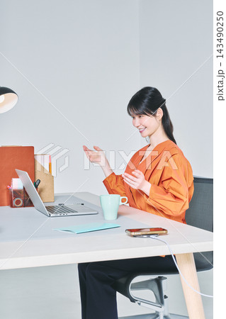 デスクで仕事をする女性 143490250