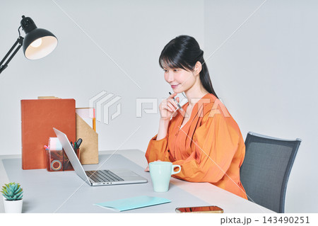 デスクで仕事をする女性 デスクで仕事をする女性 143490251