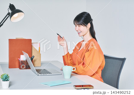 デスクで仕事をする女性 143490252