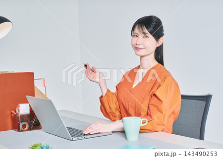 デスクで仕事をする女性 デスクで仕事をする女性 143490253