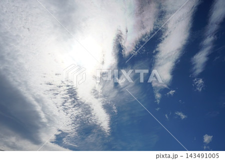 秋の青空と白い雲 秋の青空と白い雲 143491005