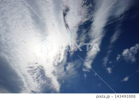 秋の青空と白い雲 秋の青空と白い雲 143491008