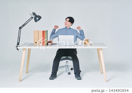 デスクで仕事をする男性 143491054