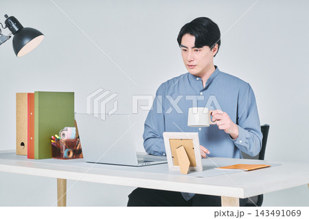 デスクで仕事をする男性 143491069