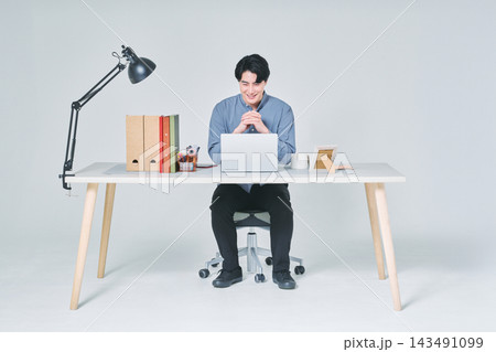 デスクで仕事をする男性 143491099