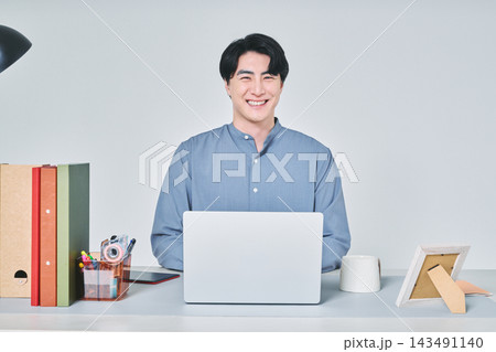 デスクで仕事をする男性 143491140