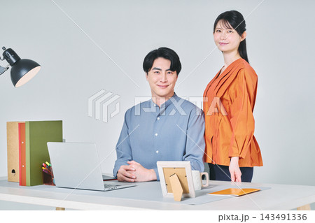 デスクで仕事をする男女 143491336