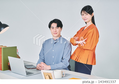 デスクで仕事をする男女 143491337