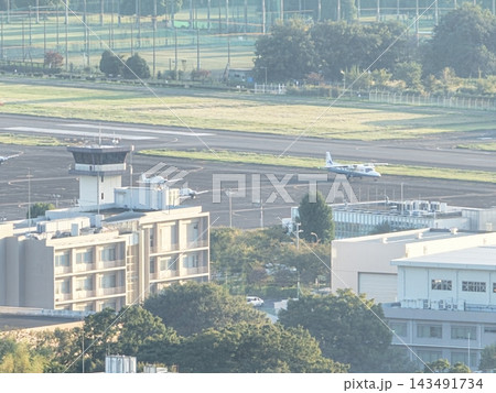 <空撮・調布飛行場>飛行機と滑走路 <空撮・調布飛行場>飛行機と滑走路 143491734