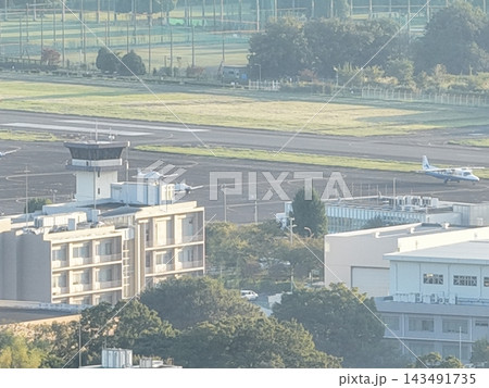 <空撮・調布飛行場>飛行機と滑走路 <空撮・調布飛行場>飛行機と滑走路 143491735