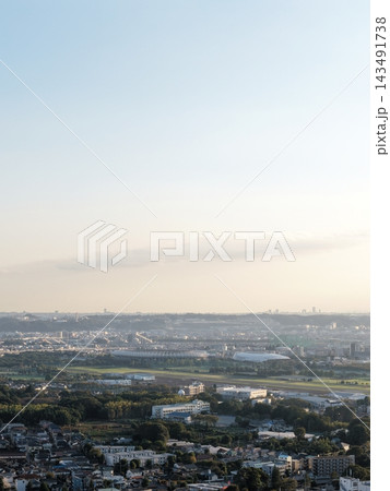 ＜空撮・調布飛行場＞飛行機と滑走路 143491738