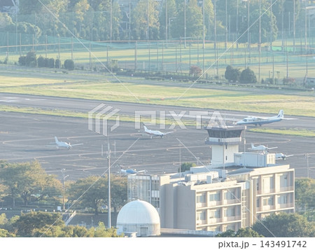 ＜空撮・調布飛行場＞飛行機と滑走路 143491742