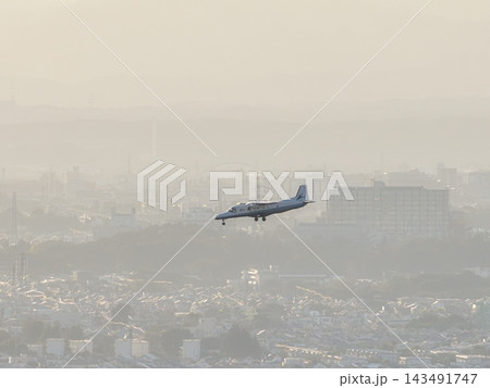 <空撮・調布飛行場>飛行機と滑走路 <空撮・調布飛行場>飛行機と滑走路 143491747