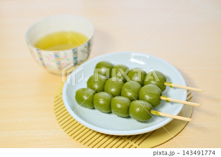 美味しそうな抹茶団子 美味しそうな抹茶団子 143491774