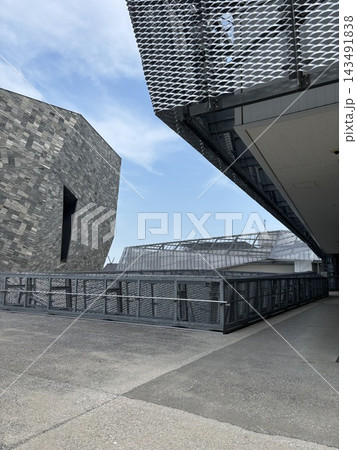 青い空と、おしゃれなデザインの建物 青い空と、おしゃれなデザインの建物 143491838
