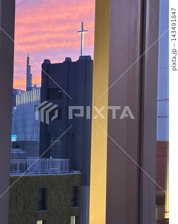 夕焼けに浮かぶ十字架と、銀座の街並み 夕焼けに浮かぶ十字架と、銀座の街並み 143491847