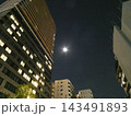 ビルの間から見える月 143491893