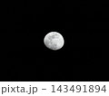 夜空に浮かぶ月 143491894