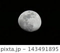 夜空に浮かぶ月 143491895