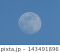 青空に浮かぶ月 143491896