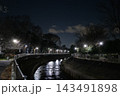 夜の公園を流れる都市部の川 143491898