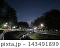 夜の公園を流れる都市部の川 143491899