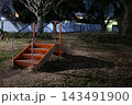 誰もいない夜の公園の遊具 143491900