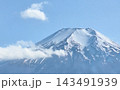 青空と雪かかった富士山の写真 143491939