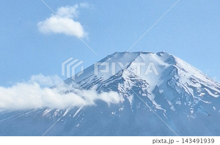 青空と雪かかった富士山の写真 143491939