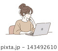 パソコンで作業する女性 143492610