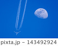 月を近くを飛ぶ飛行機 143492924