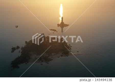 霧の海峡に囲まれたロッキー島の灯台 霧の海峡に囲まれたロッキー島の灯台 143494136