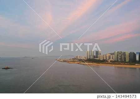 ピンク色の夕焼けに染まる厦門の海岸スカイラインの空撮 143494573