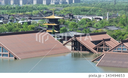 上海広富林文化公園の水上の屋根の空撮 143494653
