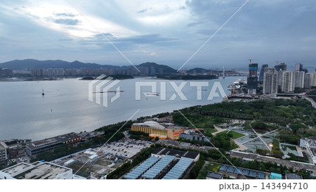 都市の明かりのある厦門ウォーターフロント大通りの夕暮れの空中パノラマ、中国 都市の明かりのある厦門ウォーターフロント大通りの夕暮れの空中パノラマ、中国 143494710