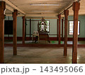 伝統的な木造の柱が並ぶミャンマーの寺院の説教堂（ダンマホール）の内観 143495066