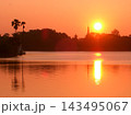 ミャンマー・メッティーラの湖をオレンジ色に染める美しい夕陽とパゴダのシルエット・幻想的な湖畔-1 143495067
