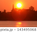 ミャンマー・メッティーラの湖をオレンジ色に染める美しい夕陽とパゴダのシルエット・幻想的な湖畔-2 143495068