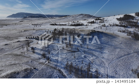 オリホン島の雪に覆われた草原の丘の空撮 オリホン島の雪に覆われた草原の丘の空撮 143495184