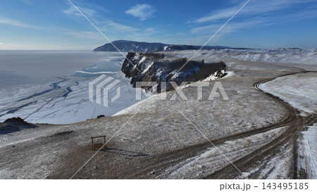 バイカル湖オリホン島の雪の岬の空撮 143495185