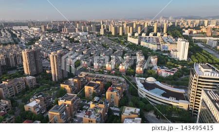 ゴールデンアワー舟山住宅地区空撮 — 円形建物広角 143495415