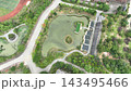 中央の池と陸上トラックのある都市公園の真上からの空撮 143495466