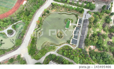 中央の池と陸上トラックのある都市公園の真上からの空撮 中央の池と陸上トラックのある都市公園の真上からの空撮 143495466