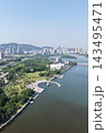 厦門の緑の海辺公園と都市スカイラインの空撮 143495471