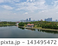 厦門の塔のある湖畔公園と都市スカイラインの空撮 143495472
