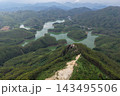 福建の緑の山々の中の貯水池の空撮 143495506