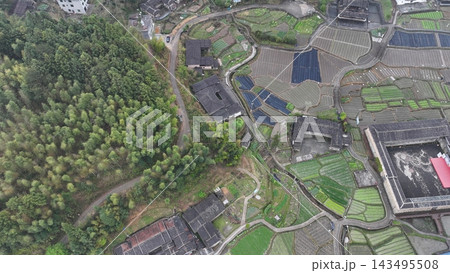 福建の村の四角い土楼の空撮 福建の村の四角い土楼の空撮 143495508